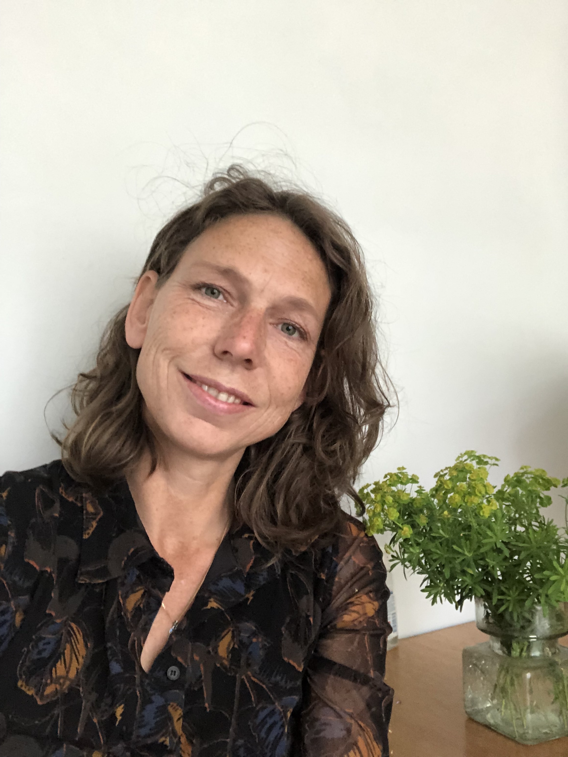Houkje van Hoek in haar praktijk